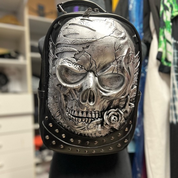 🖤☠️NWOT- STUNNING SKULL REALISTIC FACE BACKPACK 🖤☠️ - Picture 1 of 13